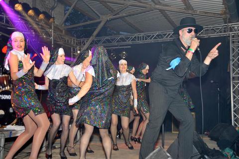 Wegen eines Videos wurde extra eine Tanzformation aus Naurod für den Auftritt von "Girl Police" engagiert. Foto: Klaus-Dieter Häring 