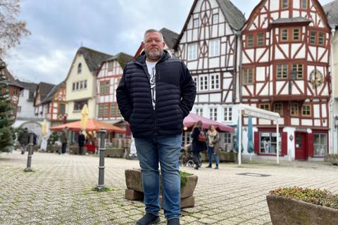 Der Ortsvorsteher der Kernstadt, Sascha Schermert (CDU), auf dem Bischofsplatz in der Limburger Altstadt. Er fordert dort die Umsetzung der von der Stadt bereits angekündigten baulichen Veränderungen.