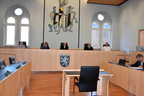 Der Vorsitzende Richter Dr. Andreas Janisch hat am Mittwochnachmittag die Aussetzung des Mordprozesses um den getöteten 19-Jährigen in Weinbach-Elkerhausen bekanntgegeben. Foto: Mariam Nasiripour 