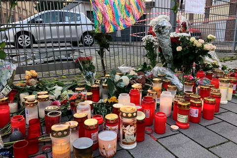 Ein Blumenmeer vor dem Tatort in der Limburger Weiersteinstraße: Hier war eine 31-Jährige im Oktober vergangenen Jahres getötet worden. Archivfoto: Mika Beuster 