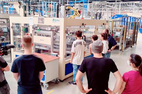 Großes Interesse herrscht beim Tag der Betriebe auch in der Blechwarenfabrik Limburg. Bei einem Firmenrundgang erhalten die Jugendlichen einen praxisnahen Einblick in die verschiedenen Ausbildungsmöglichkeiten des Unternehmens. Foto: IHK Limburg 
