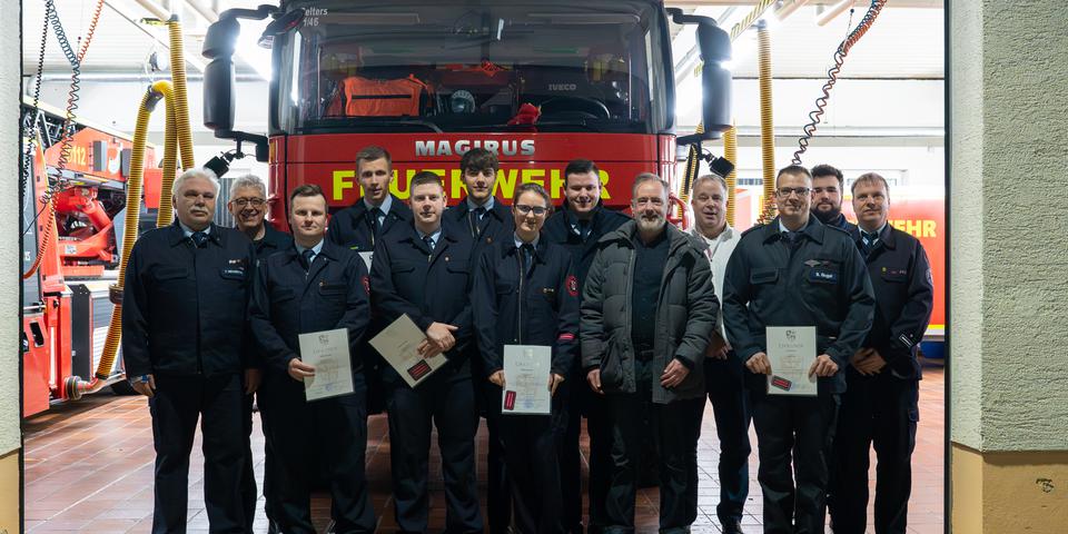 Kameraden, eine Kameradin und ein Verwaltungschef: Das Gruppenbild der geehrten und beförderten Feuerwehrleute in Niederselters nebst Bürgermeister Jan Pieter Subat (Fünfter von rechts). © Peter Ehrlich