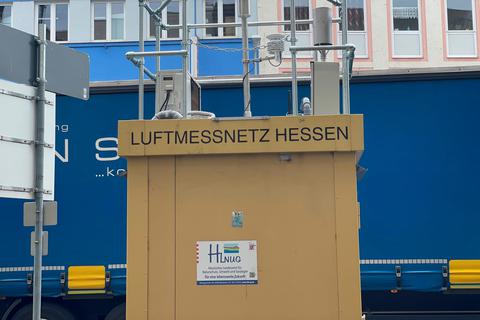 Messstation an der zentralen Durchgangsstraße Schiede in Limburg - die Schadstoffbelastung sinkt, doch warum? Foto Mika Beuster 