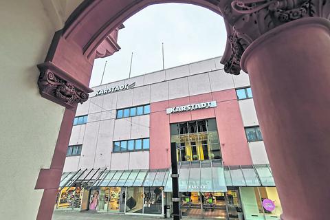 Blick vom Haupteingang des Rathauses auf die Karstadt-Filiale in der Fußgängerzone Werner-Senger-Straße. 