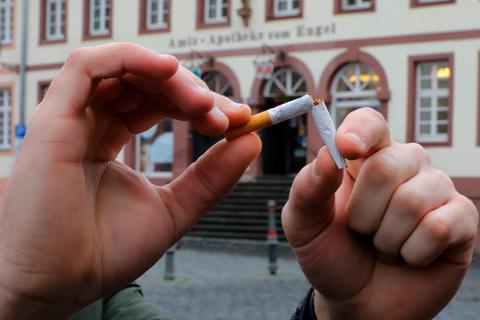 Die letzte Zigarette wird symbolisch zerbrochen: Mit dem Rauchen aufzuhören, das nehmen sich viele Menschen auch im Landkreis Limburg-Weilburg zum Jahreswechsel vor - einige davon jedes Jahr aufs Neue.  Foto: Jürgen Vetter 