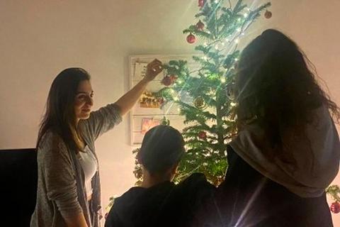 Erzieherin Burcu Baydar hat mit den Kindern und Jugendlichen in der Hephata-Wohngruppe in Limburg Weihnachten in Quarantäne verbracht.  Foto: Hephata 