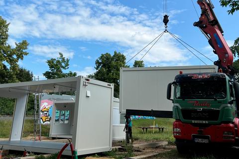 Ein Kran liefert die Container für das übergangsweise Jugendzentrum an.  Foto: Stadt Limburg 