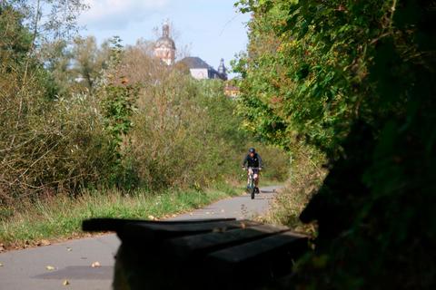 Für ein Radverkehrskonzept für den Landkreis Limburg-Weilburg spricht sich Ausschuss für Raumordnung des Kreistages aus. Der Radweg 7 entlang der Lahn vor dem Schloss Weilburg war allerdings nicht Teil des vorgestellten Nahmobilitätschecks.  Foto: Mika Beuster 