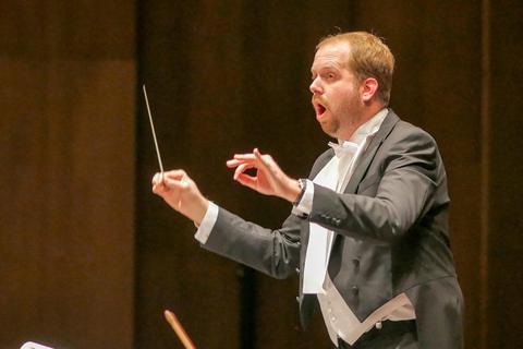 Tristan Meister vor einem großen Orchester. Foto: lbds-audio.com 