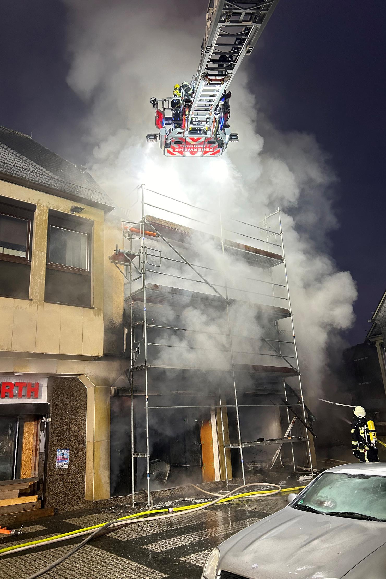 Dichter Rauch erschwert der Feuerwehr die Löscharbeiten. Im Blick behalten müssen die Einsatzkräfte dabei die Absicherung der Fachwerkhäuser der Altstadt, die in direkter Nachbarschaft stehen. © Klaus-Dieter Häring