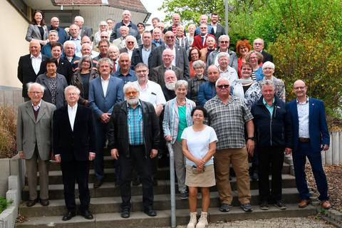Stefan Schneider (vorne, r.) begrüßt gut 60 Gewerkschaftsmitglieder, die für langjährige Zugehörigkeit zur Dienstleistungsgewerkschaft Verdi geehrt werden. Foto: Klaus-Dieter Häring 
