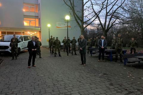 Der Erste Kreisbeigeordnete Jörg Sauer und Landrat Michael Köberle (vorne, von links) bedanken sich bei den Soldaten der Bundeswehr. Foto: Kreisverwaltung 