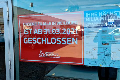 Ein Schild am Fenster verkündet, dass die Bilia-Filiale am 31. März schließt. Foto: Sabine Gorenflo 