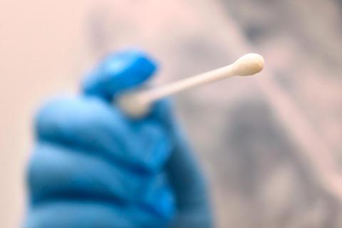 Zwei Mal in der Woche gibt es nun Corona-Tests in Einrichtungen und Krankenhäusern im Landkreis Limburg-Weilburg.  Symbolfoto: Karl-Josef Hildenbrand/dpa 