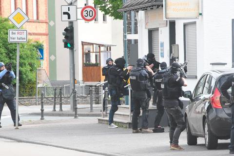 Für den Einsatz eines Spezialkommandos der Polizei wurde der Ortskern von Steinbach am Pfingstsonntag komplett gesperrt. Foto: Klaus-Dieter Häring 