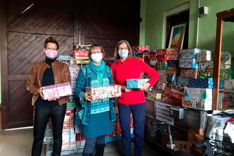 Sandra Bold, Heike Wettach und Jutta Daube-Albert (v. l.) bringen 80 Weihnachtspäckchen nach Ohren.  Foto: Stadt Limburg 