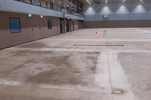 Nach einem massiven Wasserschaden muss der komplette Sportboden der Leo-Sternberg-Schule in Limburg erneuert werden. Zuvor muss der Betonuntergrund allerdings komplett austrocknen.