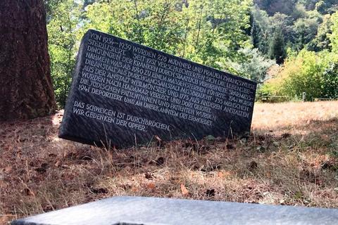 Ein Gedenkstein auf dem Gelände von Vitos Weil-Lahn in Weilmünster. Foto: Vitos 