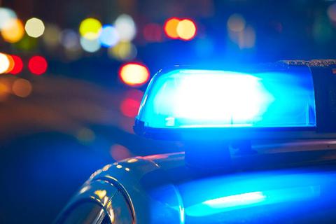 Die Polizei nimmt am Montagabend in Limburg einen Mann fest, der eine Schaffnerin beleidigt und geschlagen haben soll. Symbolfoto: Chalabala/Fotolia 