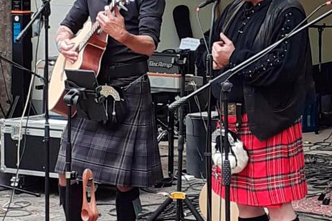 Bryan Kerry (li.) und Peter Heuser machen Irish-Folk-Musik, die in die Beine geht. Foto: Jennifer Kerry 
