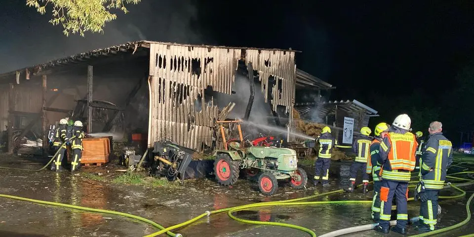 Die Lagerhalle eines Reiterhofs in Löhnberg steht in Vollbrand. Die Feuerwehr ist im Einsatz. © Dorothee Henche