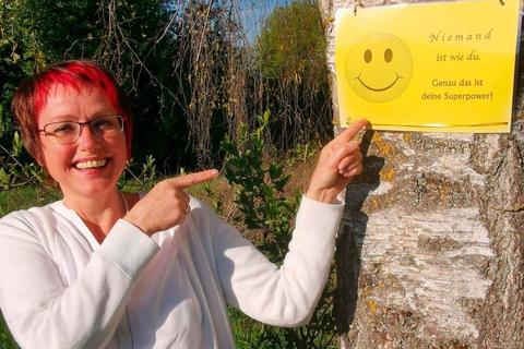 Achtsamkeitstrainerin Petra Walter gestaltet in Löhnberg einen Glücksweg.  Foto: Petra Walter  