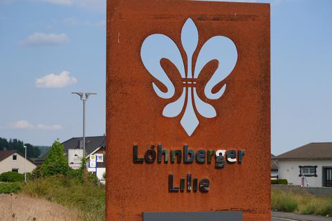 Das Schild „Löhnberger Lilie“ vor dem Bürgerhaus in Löhnberg. 