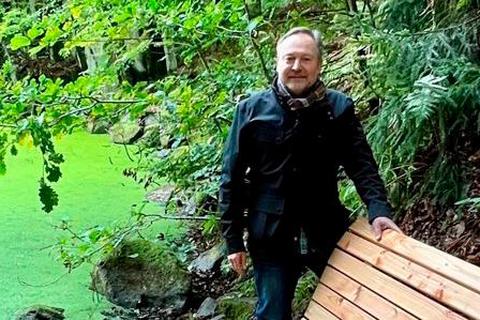 Eine Ruhebank hat Bürgermeister Frank Schmidt (SPD) in Löhberg jüngst am Blauen See vorgestellt. Zu viele Wanderer sollen dort aber nicht hin - es ist schlicht zu eng und gefährlich. © Gemeinde