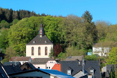Im Jahr 2004 haben 51 Gründer, darunter die Kirchengemeinden Niedershausen und Obershausen, die Stiftung "Kirche im Kallenbachtal" gegründet. Unser Foto zeigt die evangelische Burckhardtkirche in Niedershausen.  Foto: Dorothee Henche 