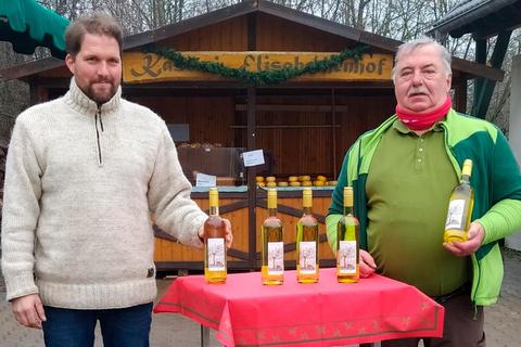 Sven Prokasky (links) und Bernd Römer stellen das neue Probbacher Getränk vor, den Apfelsecco.  Foto: Silvia Römer 