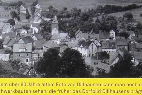 Der Heimatkalender Dillhausen  zeigt Ansichten früherer Wohnhäuser. © Erhard Gemeinder
