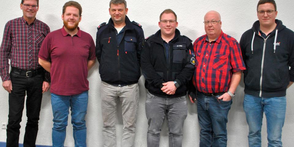 Ein neuer Obmann und ein neuer Wehrführer für die Feuerwehr Winkels (von links): Frank Losacker (bisheriger Obmann), sein Nachfolger Sven Hofmann, Vorstand Torsten Michler, neuer Wehrführer Pascal Linn, sein Vorgänger Tobias Ruckes sowie Vorsitzender Kevin Steger. Foto: Wolfgang Gerz © Wolfgang Gerz