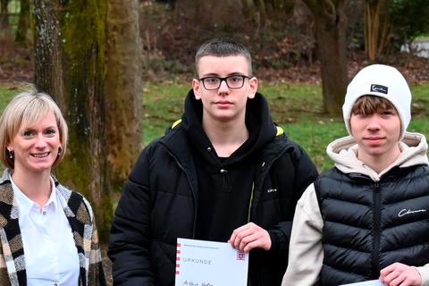 Mathematikwettbewerb an der Westerwaldschule (v.l.): Schulleiterin Doris Poppe, Lehrerin Carolin Böhm, Arthur Helm, Massimo da Costa Leonel und Lehrerin Besarta Mustafa. © WWS