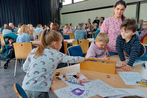 Informationen für die Erwachsenen, Spiele für die Kinder: Etwa 80 Teilnehmer kommen zum Kennenlerntreff in der Westerwaldhalle.  Foto: Kerstin Kaminsky 