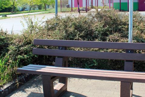 Hat die Mitfahrbank in Mengerskirchen eine Zukunft? Der Ortsbeirat überlegt, sie entweder wieder abzubauen oder einen neuen Ort für sie zu finden. Der Seniorenbeirat plädiert für weitere Bänke in den anderen Orten. Foto: Dorothee Henche 