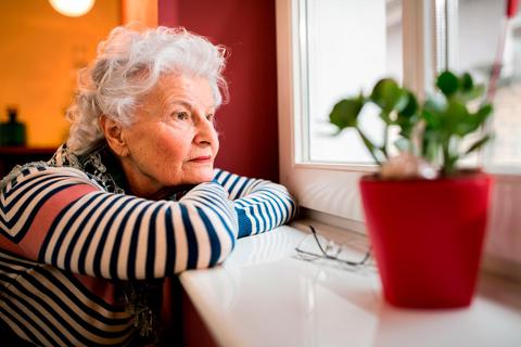  Wer sich einsam fühlt oder konkrete Fragen zum Alltag hat, kann sich im Marktflecken Mengerskirchen über das Seniorentelefon Hilfe bei Stephanie Opel und Britta Höhler holen.  Symbolfoto: bilderstoeckchen - stock.adobe 