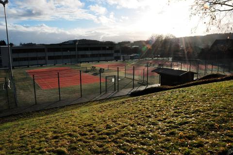 Über einem der Tennisplätze soll ein festes Zelt gebaut werden, damit die Spieler des TC Waldernbach künftig auch im Winter dort trainieren können.  Foto: Ulrike Sauer 