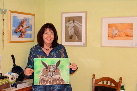 Hobbykünstlerin Heidrun Diehl-Kayser ist auch in Corona-Zeiten kreativ und hat eine Reihe von Bildern mit Tiermotiven gemalt, darunter Uhu und Giraffe. Die Pferde-Bilder werden demnächst in der Ausstellung im Vikariehaus zu sehen sein.  Foto: Dorothee Henche 