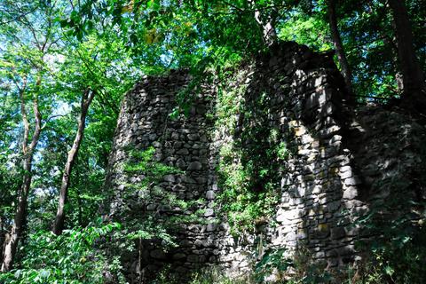 Die Maienburg ist ein verwunschen wirkender Ort mitten im Wald. Von dort aus führt der Weg weiter Richtung Winkels.  Foto: Ulrike Sauer 