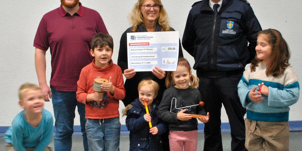 Bei der Spendenübergabe (stehend, von links): Sven Hofmann, Alexandra Reusch und Thomas Schmidt mit Kindern der "Orchestermäuse". Foto: © Wolfgang Gerz