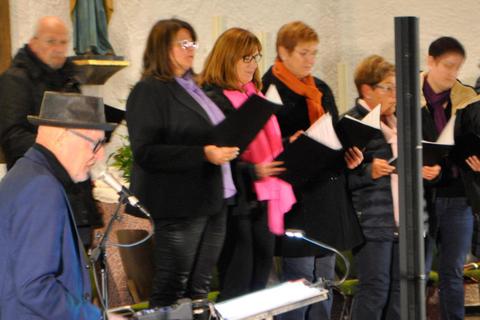 Siegfried Fietz und der Chor "Intermezzo" gastieren beim Verein "Eine Welt für Alle" in Mengerskirchen. © Wolfgang Gerz
