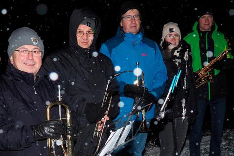 Bei leichtem Schneetreiben und warm gekleidet gestalteten die Zimberg-Musikanten mit adventlichen Weisen musikalisch die Feier am Halle'schen Stern. © Arnold Strieder