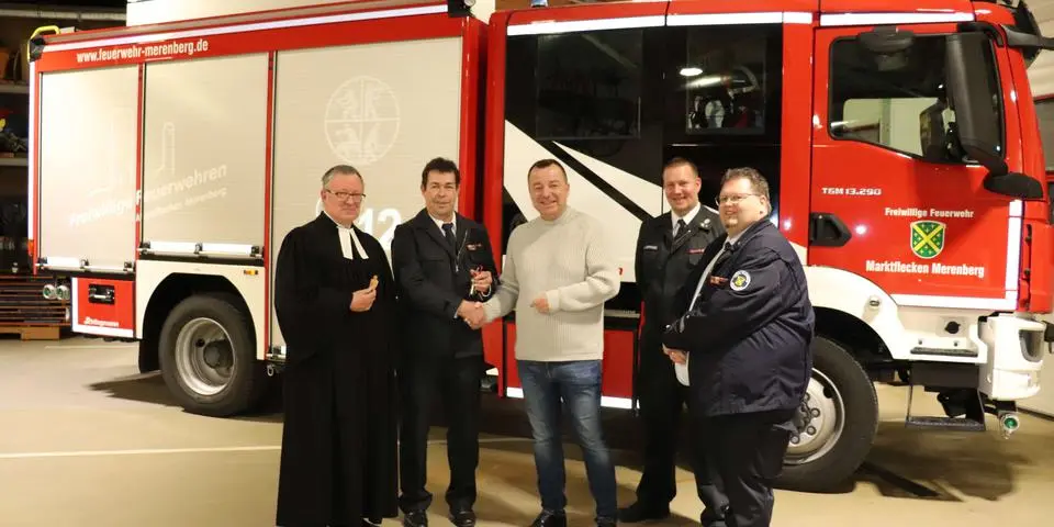 Schlüsselübergabe und ein kleiner Holzengel für das neue Feuerwehrfahrzeug in Merenberg (von links): Pfarrer Hans-Joachim Schäl, Wehrführer Mario Leuninger, Bürgermeister Oliver Jung, Gemeindebrandinspektor Lars Hoffmann und der stellvertretende Wehrführer Dennis Beck. © Dorothee Henche