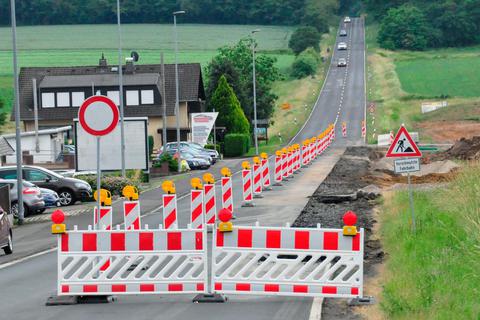 Wegen der Erschließung des neuen Baugebiets "Im Ohlenstück" müssen Autofahrer schon jetzt eine halbseitige Sperrung der Merenberger Ortsdurchfahrt und damit eine Umleitung in Kauf nehmen.  Archivfoto: Ulrike Sauer 