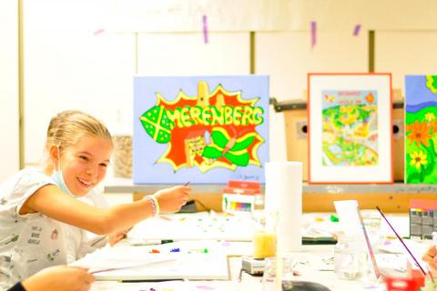 Knallige Farben, plakative Motive: In einem Workshop während der Ferienspiele lernen die Jugendlichen Pop-Art näher kennen und malen selbst ein Bild in diesem Stil.  Foto: Ulrike Sauer 