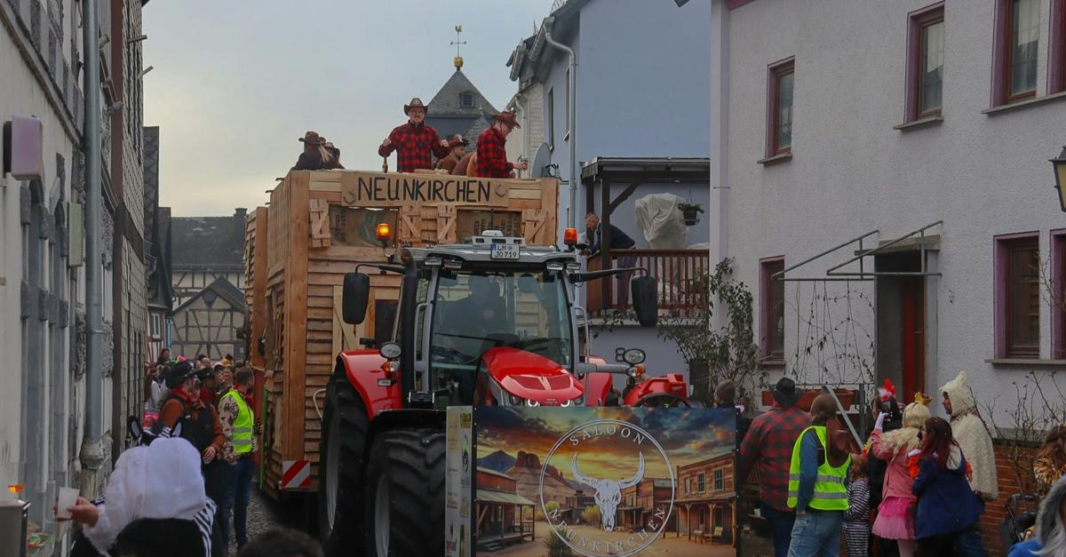 Bonbonregen-beim-Faschingsumzug-in-Merenberg
