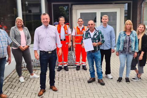 Freuen sich über die Belobigung (v.l.) Thomas Schamp, Myriam Hoffmann, Oliver Jung, Andreas Beck, Stefan Karsch, Lebensretter Tevfik Yüksek, Karol Buchowiecki, Marion, Eyleen und Nermin Yüksek. Foto: Sabine Gorenflo 