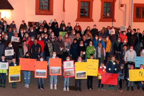 Zahlreiche Bürger protestieren vor dem Mengerskirchener Schloss im Vorfeld der Bürgerversammlung gegen eine Ausweitung des Tonabbaus in Mengerskirchen. Foto: Henning Schenckenberg 