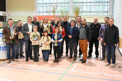 Mit Pokalen und Urkunden gingen die besten Züchterinnen und Züchter der Kleintierschau in Runkel nach Hause. © Klaus-Dieter Häring