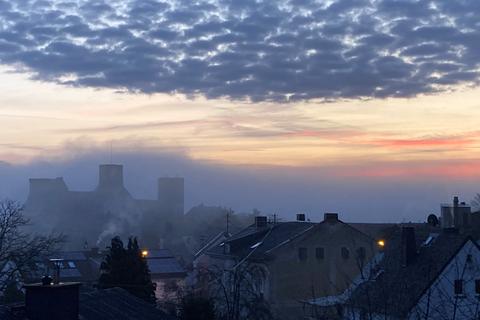 Am frühen Morgen zieht leichter Nebel über das Lahntal und die Burg Runkel ist schemenhaft zu erkennen. 